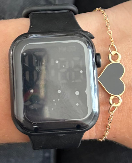 Montre digitale noire et son bracelet