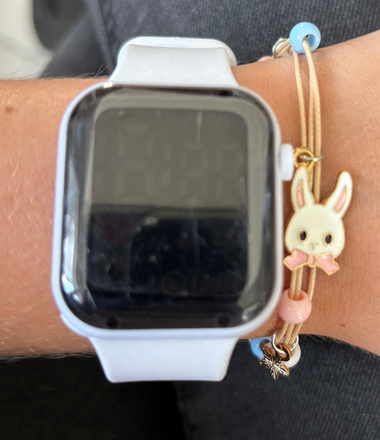 Montre digitale blanche et son bracelet