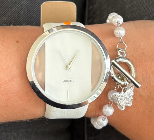 Montre analogique blanche et son bracelet