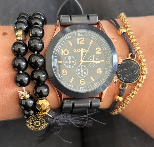 Montre analogique noire et ses bracelets